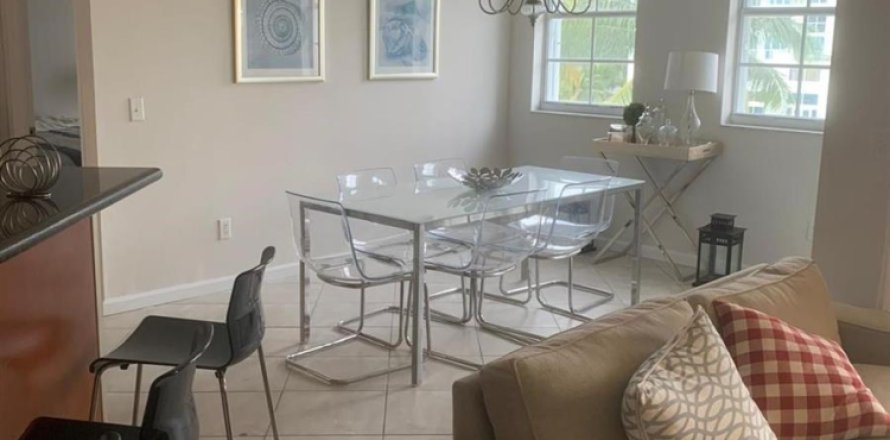 Condo in North Miami Beach, Florida, 3 bedrooms № 2082273