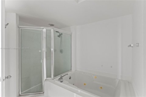 Condo in Aventura, Florida, 3 bedrooms in LANDMARK  № 1840735 - photo 19