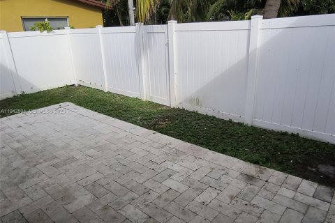 Dúplex en alquiler en Dania Beach, Florida, 2 dormitorios, 67.35 m2 № 2002500 - foto 11