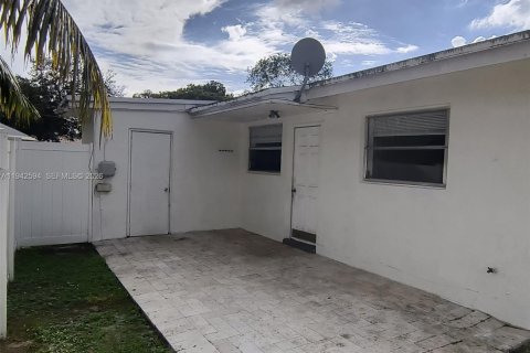 Dúplex en alquiler en Dania Beach, Florida, 2 dormitorios, 67.35 m2 № 2002500 - foto 12