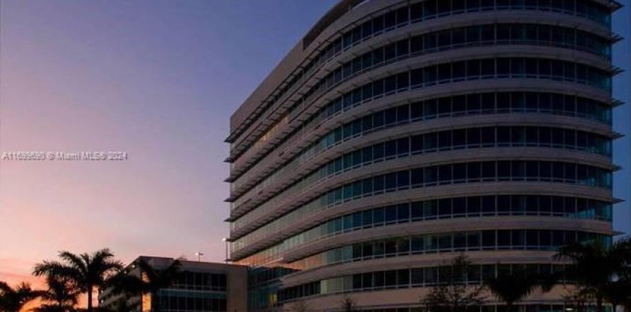 Коммерческая недвижимость в Авентура, Флорида № 2035346