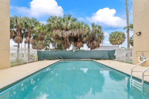 Снять в аренду квартиру в Майами, Флорида 2 спальни, 91.04м2, № 1952854 - фото 21