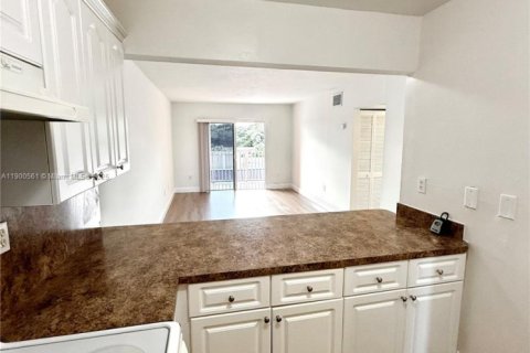 Снять в аренду квартиру в Майами, Флорида 2 спальни, 91.04м2, № 1952854 - фото 5