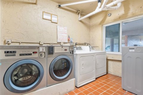 Снять в аренду квартиру в Майами, Флорида 2 спальни, 91.04м2, № 1952854 - фото 24