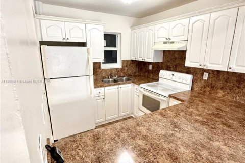 Снять в аренду квартиру в Майами, Флорида 2 спальни, 91.04м2, № 1952854 - фото 2