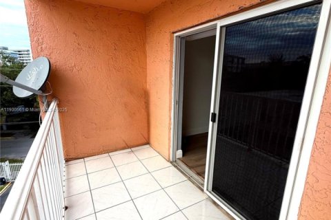 Снять в аренду квартиру в Майами, Флорида 2 спальни, 91.04м2, № 1952854 - фото 10