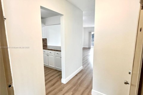 Снять в аренду квартиру в Майами, Флорида 2 спальни, 91.04м2, № 1952854 - фото 1