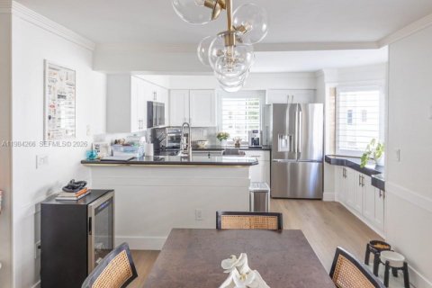 Купить таунхаус в Корал-Гейблс, Флорида 3 спальни, 141.21м2, № 2046790 - фото 19