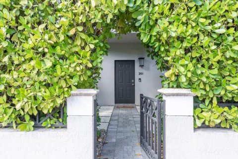 Купить таунхаус в Корал-Гейблс, Флорида 3 спальни, 141.21м2, № 2046790 - фото 6