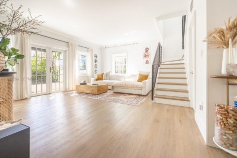 Купить таунхаус в Корал-Гейблс, Флорида 3 спальни, 141.21м2, № 2046790 - фото 22