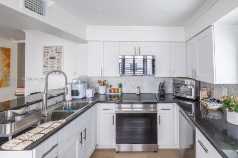 Купить таунхаус в Корал-Гейблс, Флорида 3 спальни, 141.21м2, № 2046790 - фото 17