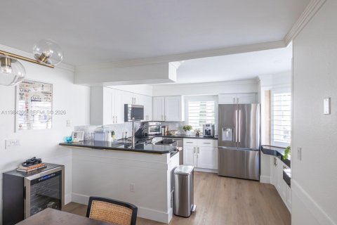 Купить таунхаус в Корал-Гейблс, Флорида 3 спальни, 141.21м2, № 2046790 - фото 13