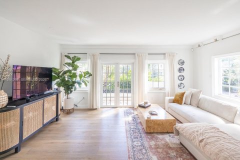 Купить таунхаус в Корал-Гейблс, Флорида 3 спальни, 141.21м2, № 2046790 - фото 23