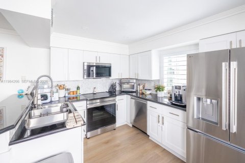 Купить таунхаус в Корал-Гейблс, Флорида 3 спальни, 141.21м2, № 2046790 - фото 15