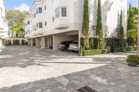 Купить таунхаус в Корал-Гейблс, Флорида 3 спальни, 141.21м2, № 2046790 - фото 1