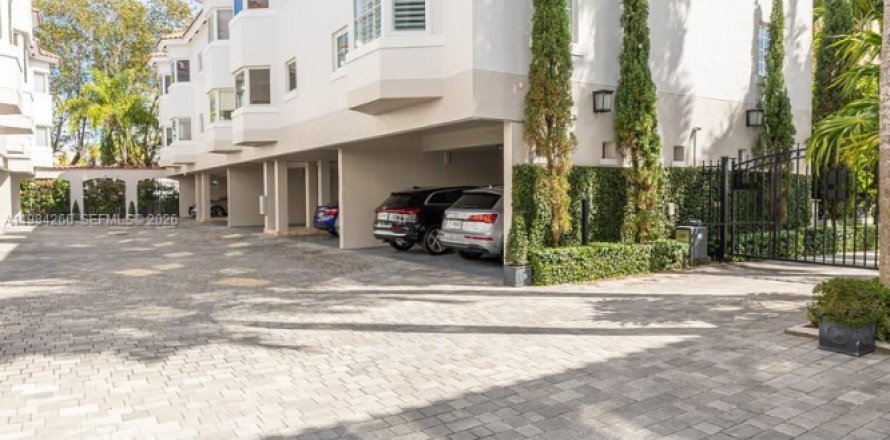 Таунхаус в Корал-Гейблс, Флорида 3 спальни, 141.21м2 № 2046790