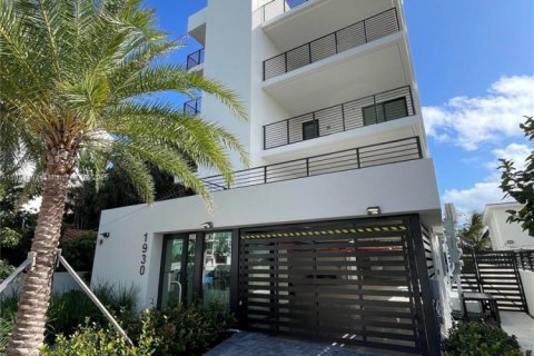 Condo in Miami Beach, Florida, 3 bedrooms  № 1857517 - photo 1
