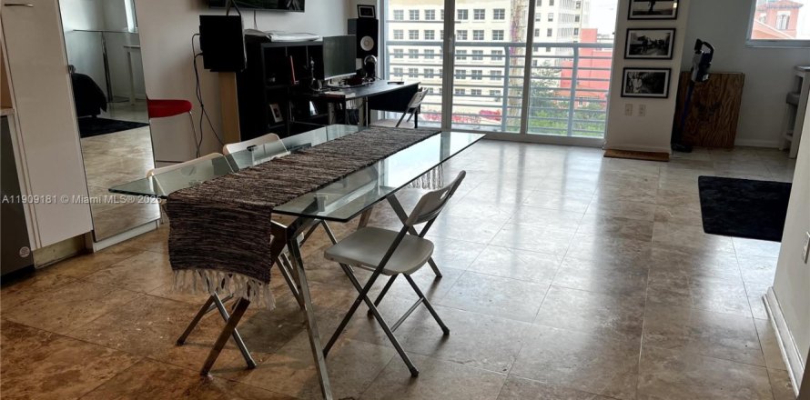 Кондоминиум с 1 спальней в Майами, Флорида № 1964490