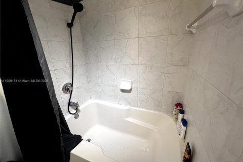 Снять в аренду кондоминиум в Майами, Флорида 1 спальня, 60.48м2, № 1964490 - фото 8