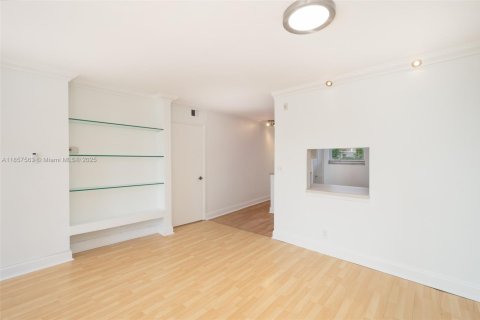 Copropriété à louer à North Miami Beach, Floride: 2 chambres, 103.12 m2 № 1881850 - photo 6