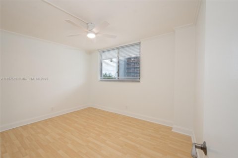 Copropriété à louer à North Miami Beach, Floride: 2 chambres, 103.12 m2 № 1881850 - photo 11