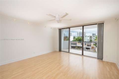 Copropriété à louer à North Miami Beach, Floride: 2 chambres, 103.12 m2 № 1881850 - photo 4