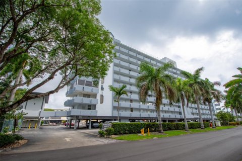 Copropriété à louer à North Miami Beach, Floride: 2 chambres, 103.12 m2 № 1881850 - photo 18
