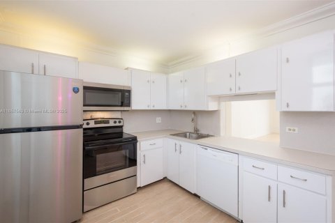 Copropriété à louer à North Miami Beach, Floride: 2 chambres, 103.12 m2 № 1881850 - photo 8