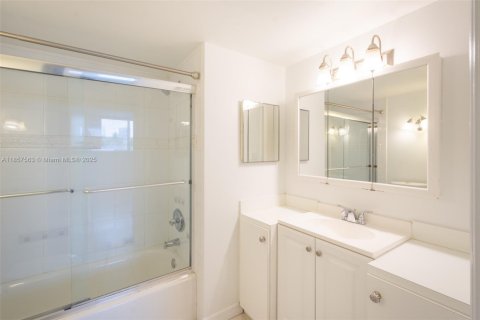 Copropriété à louer à North Miami Beach, Floride: 2 chambres, 103.12 m2 № 1881850 - photo 16