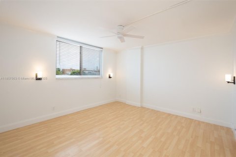 Copropriété à louer à North Miami Beach, Floride: 2 chambres, 103.12 m2 № 1881850 - photo 13