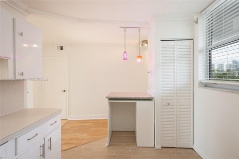 Copropriété à louer à North Miami Beach, Floride: 2 chambres, 103.12 m2 № 1881850 - photo 9