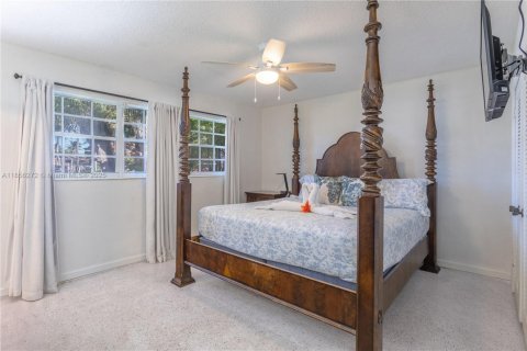 House in Deerfield Beach, Florida 4 bedrooms, 175.31 sq.m. № 1889562 - photo 11