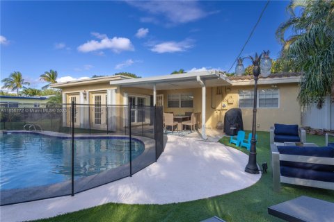 House in Deerfield Beach, Florida 4 bedrooms, 175.31 sq.m. № 1889562 - photo 2