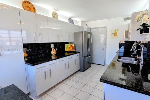 Copropriété à vendre à Hallandale Beach, Floride: 2 chambres, 106.37 m2 № 2036096 - photo 13