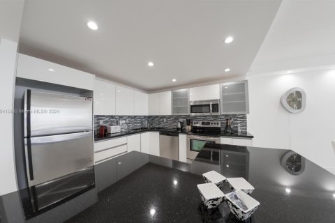 Condominio en alquiler en Miami Beach, Florida, 2 dormitorios, 86.4 m2 № 1959063 - foto 10