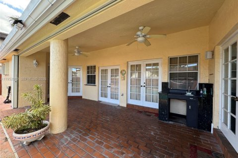 House in Miami, Florida 3 bedrooms, 176.7 sq.m. № 2010366 - photo 16