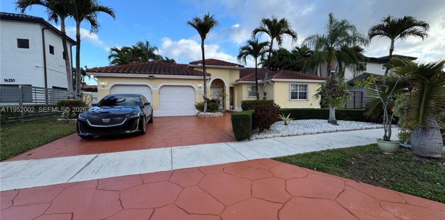 House in Miami, Florida 3 bedrooms, 176.7 sq.m. № 2010366