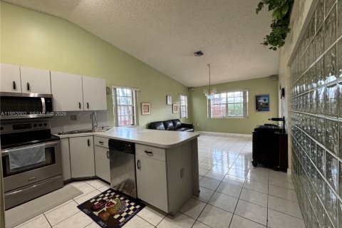 House in Miami, Florida 3 bedrooms, 176.7 sq.m. № 2010366 - photo 3