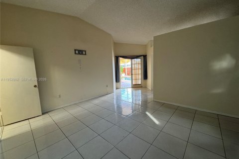 House in Miami, Florida 3 bedrooms, 176.7 sq.m. № 2010366 - photo 10