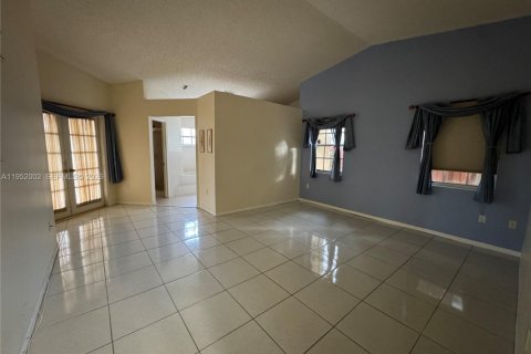 House in Miami, Florida 3 bedrooms, 176.7 sq.m. № 2010366 - photo 7