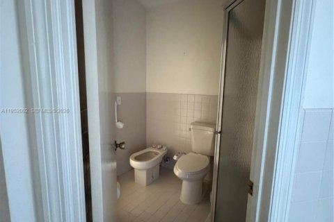 House in Miami, Florida 3 bedrooms, 176.7 sq.m. № 2010366 - photo 9