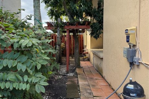 House in Miami, Florida 3 bedrooms, 176.7 sq.m. № 2010366 - photo 18