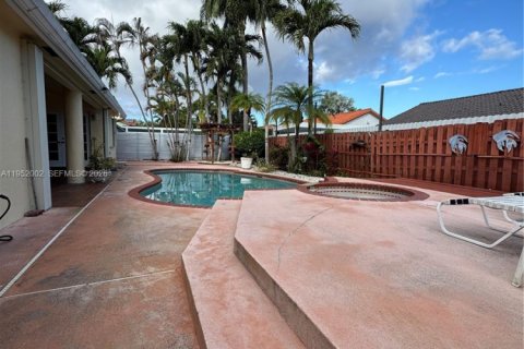 House in Miami, Florida 3 bedrooms, 176.7 sq.m. № 2010366 - photo 15