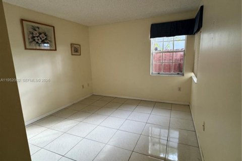 House in Miami, Florida 3 bedrooms, 176.7 sq.m. № 2010366 - photo 11