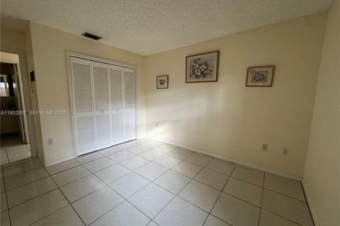 House in Miami, Florida 3 bedrooms, 176.7 sq.m. № 2010366 - photo 12