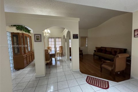 House in Miami, Florida 3 bedrooms, 176.7 sq.m. № 2010366 - photo 5