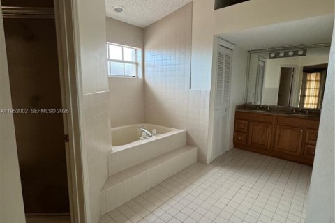 House in Miami, Florida 3 bedrooms, 176.7 sq.m. № 2010366 - photo 8