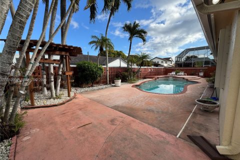 House in Miami, Florida 3 bedrooms, 176.7 sq.m. № 2010366 - photo 14