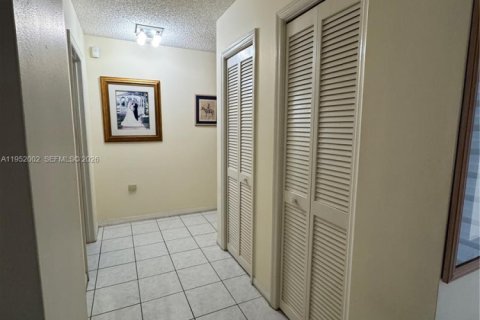 House in Miami, Florida 3 bedrooms, 176.7 sq.m. № 2010366 - photo 6