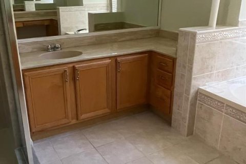 House in Tampa, Florida 4 bedrooms, 235.23 sq.m. № 1915990 - photo 12